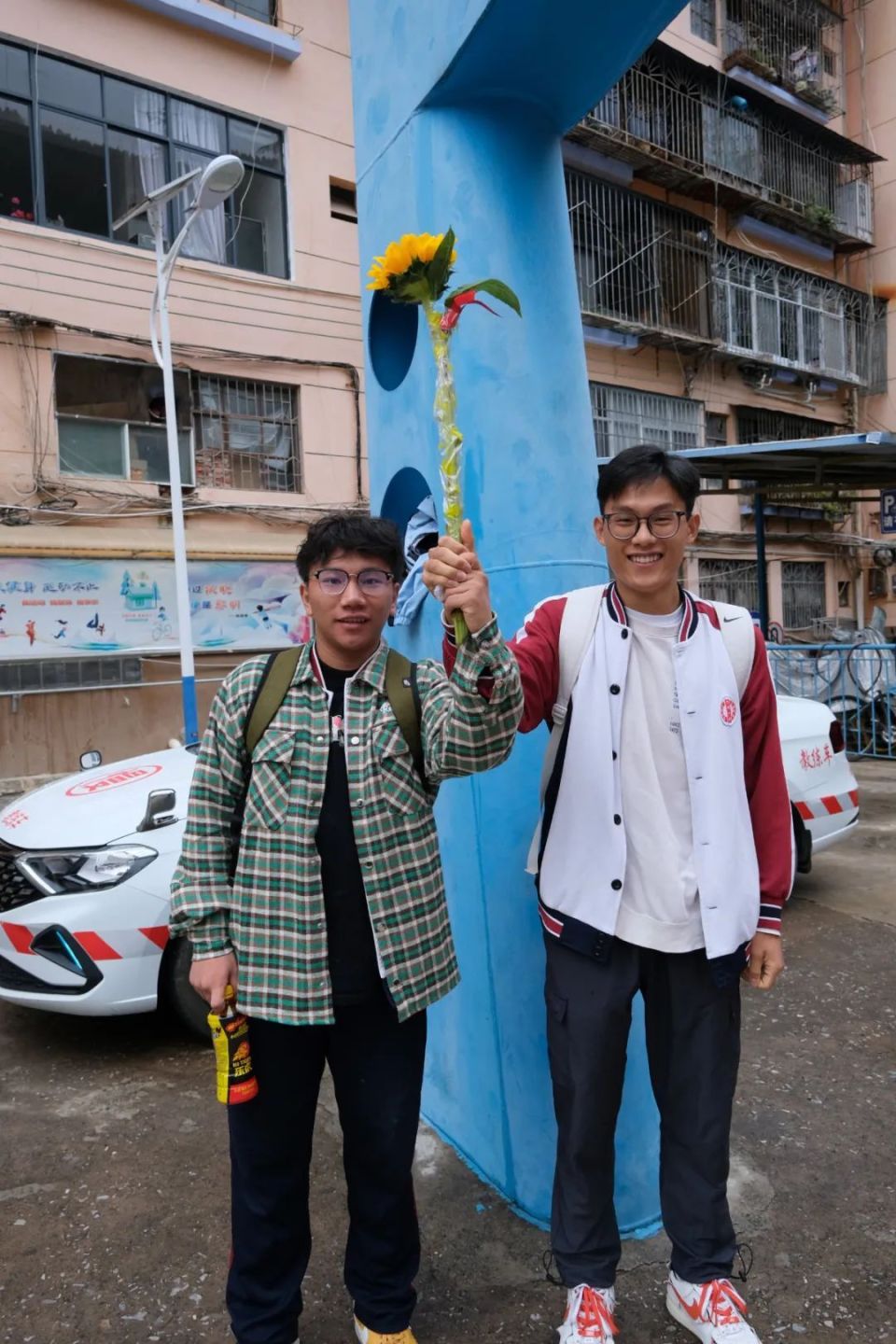 蒙自市,进考场前,考生和家长相拥他们带着家人的期许,老师的教诲和