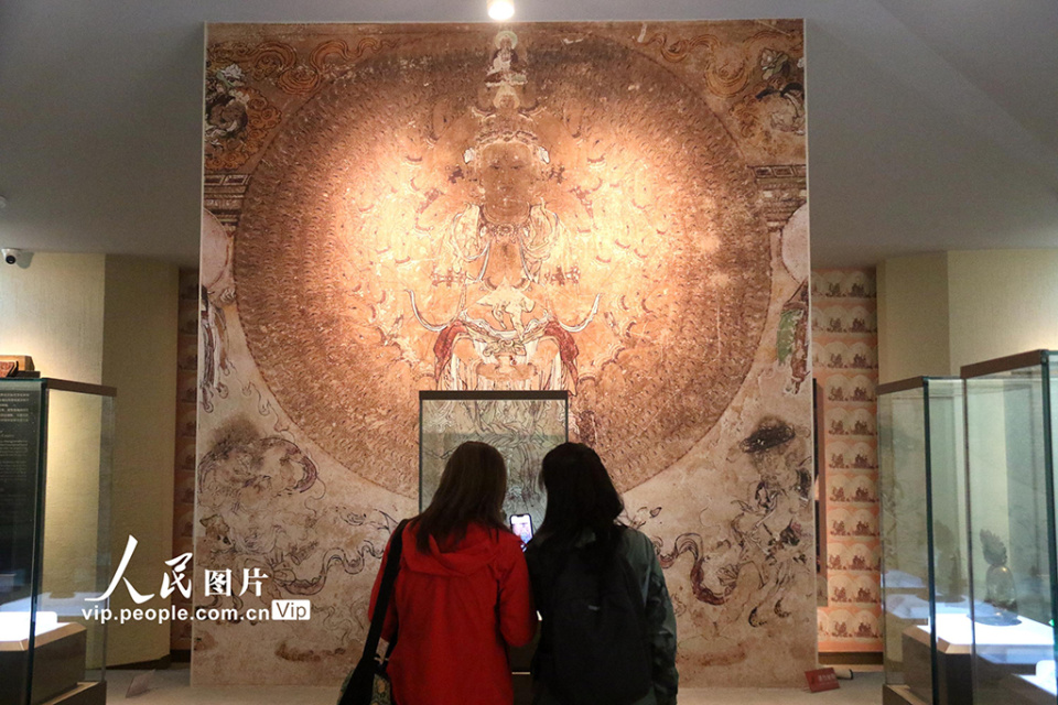 甘肃敦煌博物馆里度假期