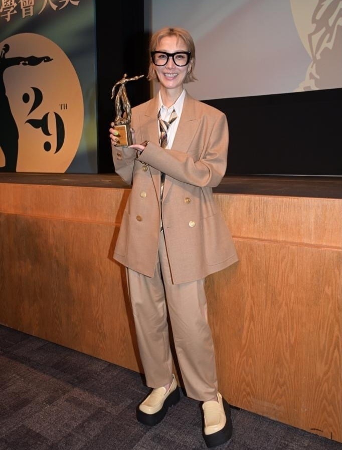 50岁郑秀文出席活动状态不佳,整个人瘦到脱相,身体状况令人担忧_腾讯