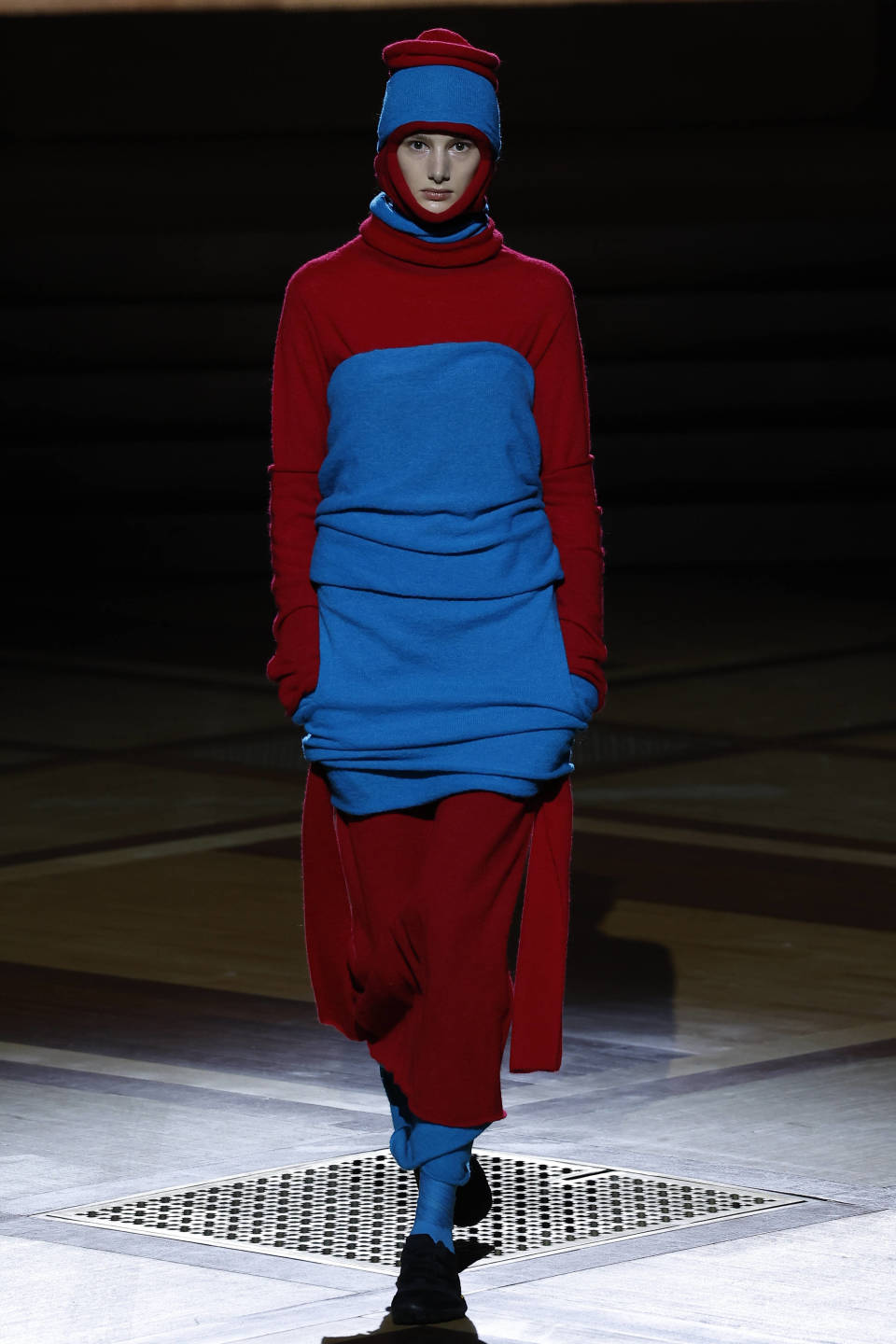 模特在法国巴黎时装周上展示三宅一生品牌的2024/25秋冬新款服装