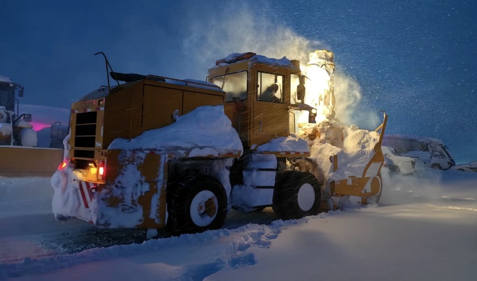 新疆阿勒泰雪崩,滞留5日旅客:房费全免,雪季雪崩较常见_腾讯新闻