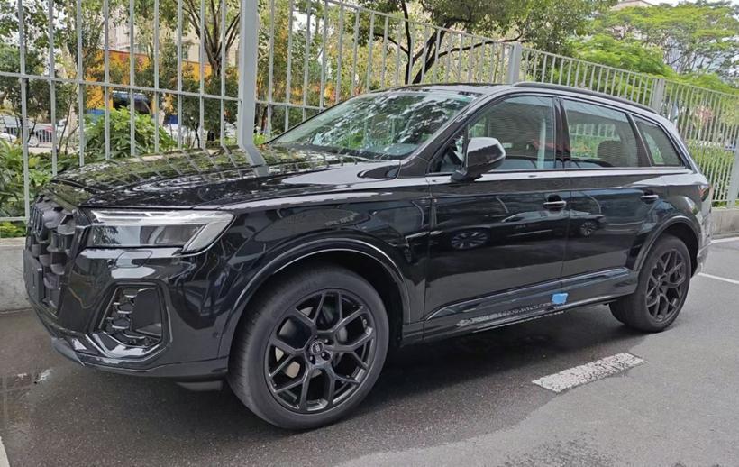 现款直降21万!新一代"奥迪q7"到店,升级"黑武士"装扮