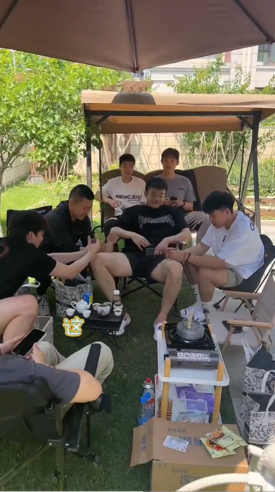 韩德君豪宅宴请辽篮全队!最美太太团f4出道,郭艾伦抢小孩自行车玩