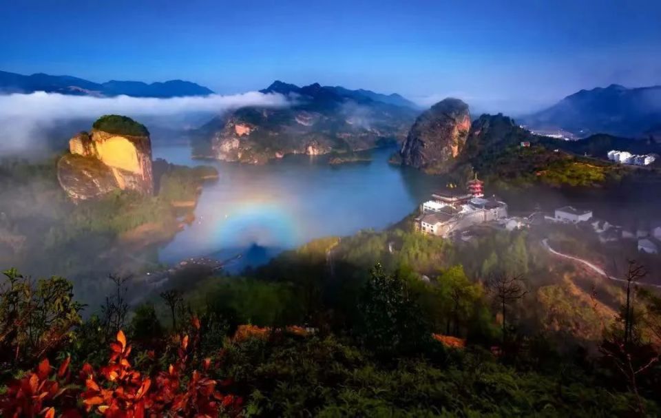 上饶市广丰区铜钹山白花岩的万丈峭壁之上,一尊高大的雕像凌空矗立:一