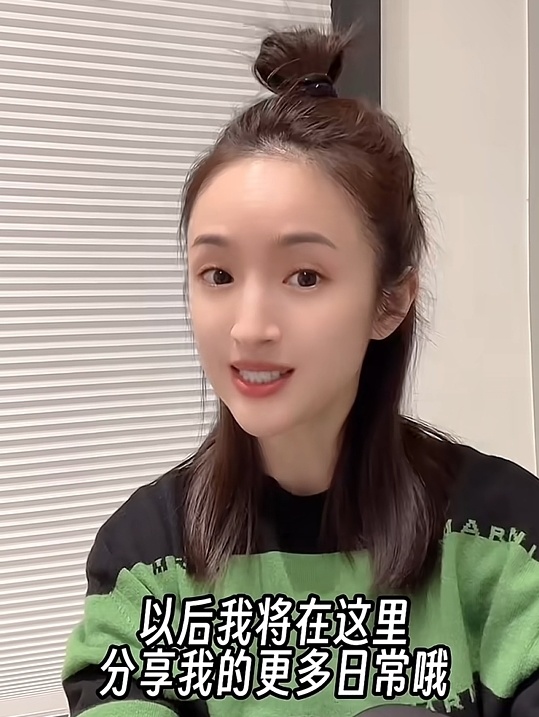 视频里的林依晨,声音依旧,活力满满;但是滤镜下的她,脸型变尖,眼睛也