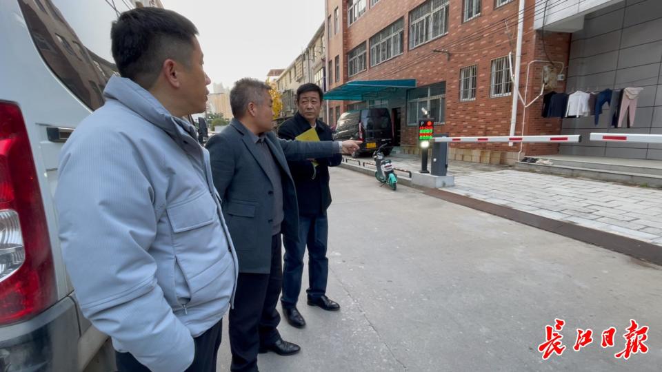 占人行道建40平方米“微型停车场”，拆！_腾讯新闻