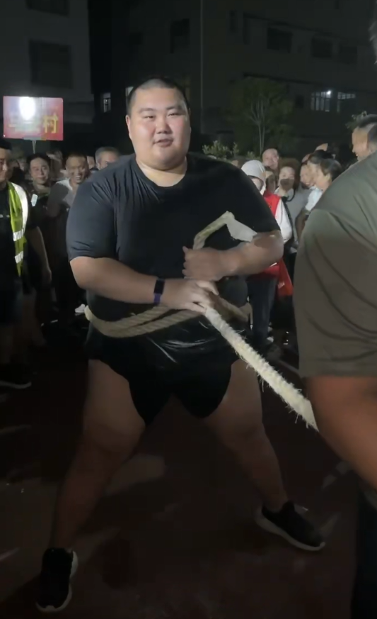 湖北390斤壮汉躺地上参加拔河比赛,网友调侃"这就是躺赢"?当事人发声