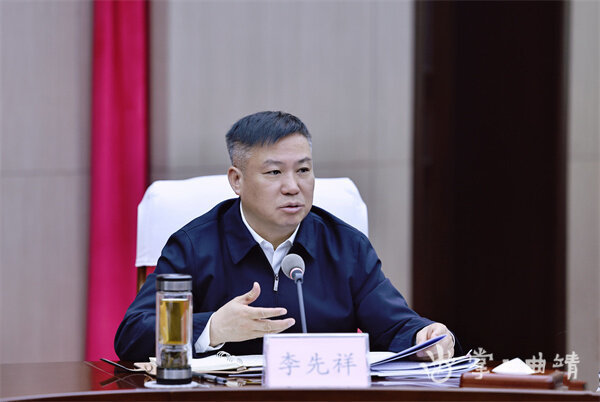 李石松在曲靖市建设云南副中心城市领导小组会议上强调:以云南副中心