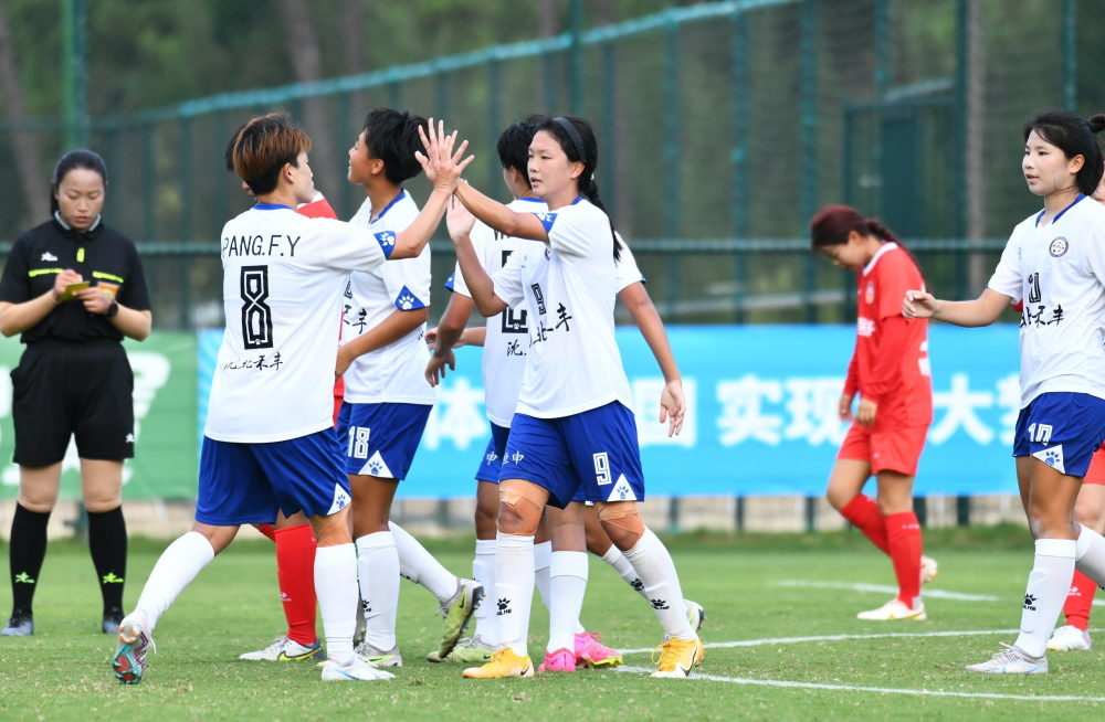 吃止痛药坚持出战 脚部打着固定给队友加油 辽宁女足值得这份荣耀!