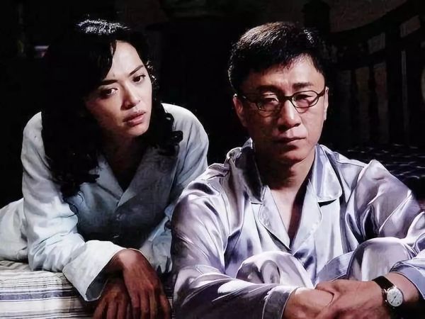 2008年孙红雷拍潜伏时有一段与沈傲君的吻戏拍完一条后导演很满意但没