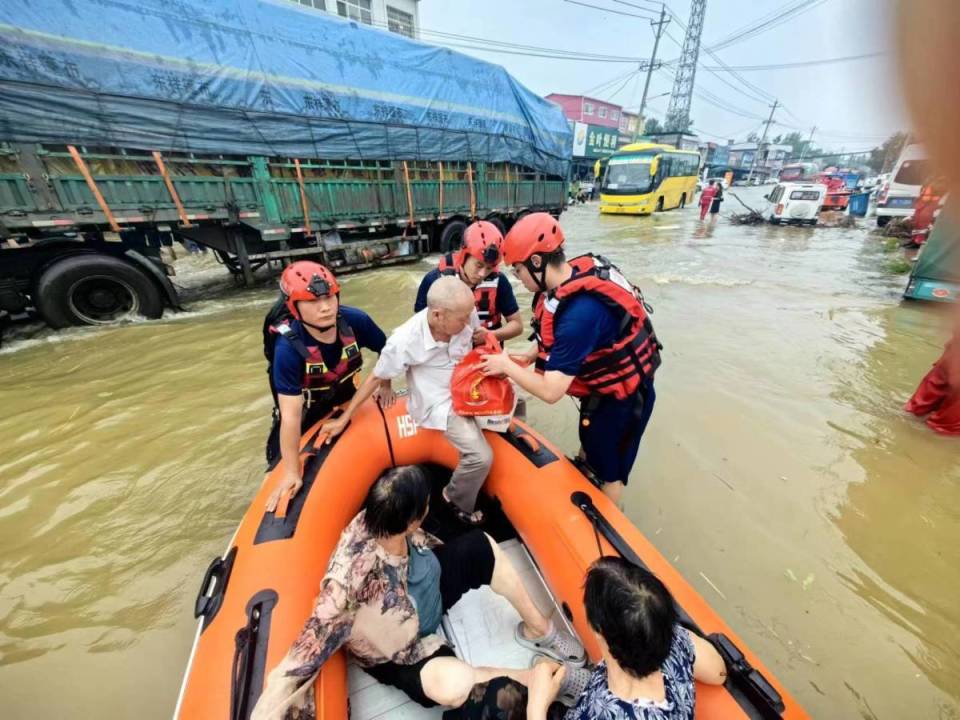 组图直击南阳抗洪抢险,河南消防员在齐脖深的洪水中救援