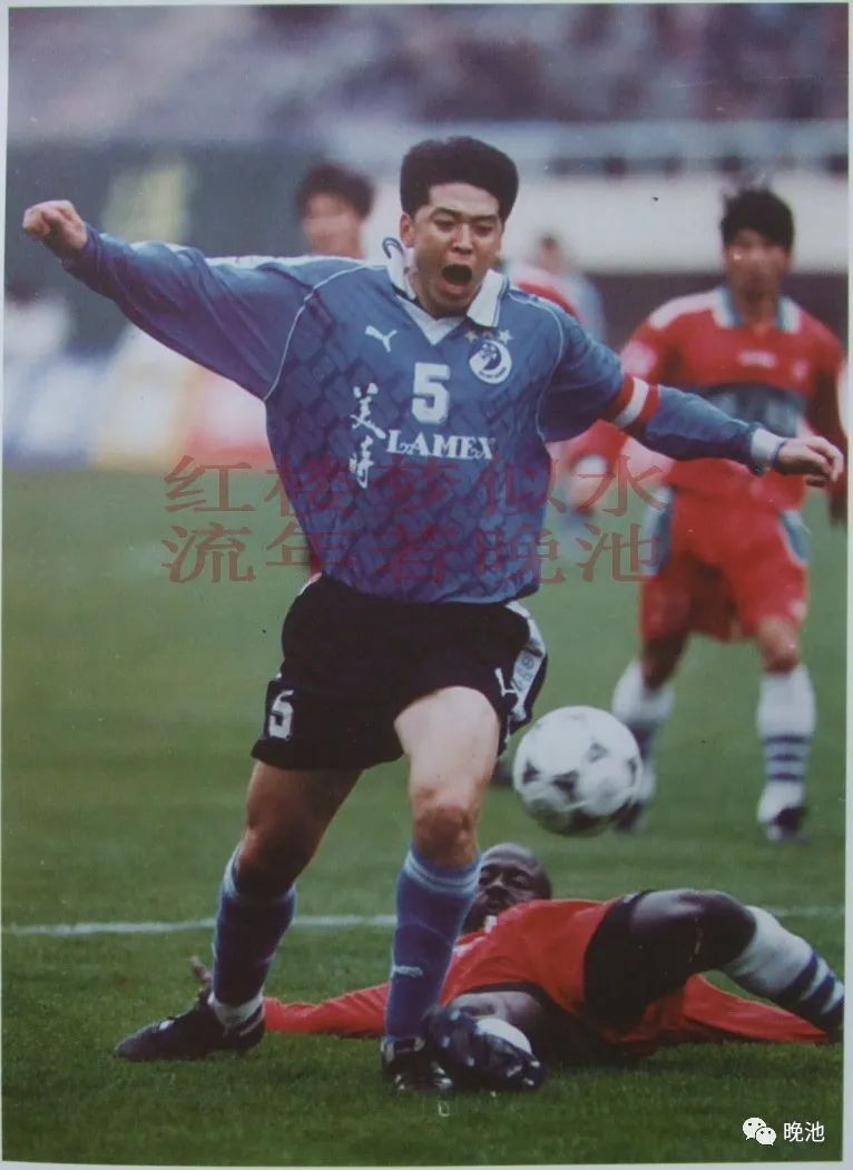 大连足球史上今天:1998年小王涛双响创造甲a1大纪录,大连万达4-1深圳