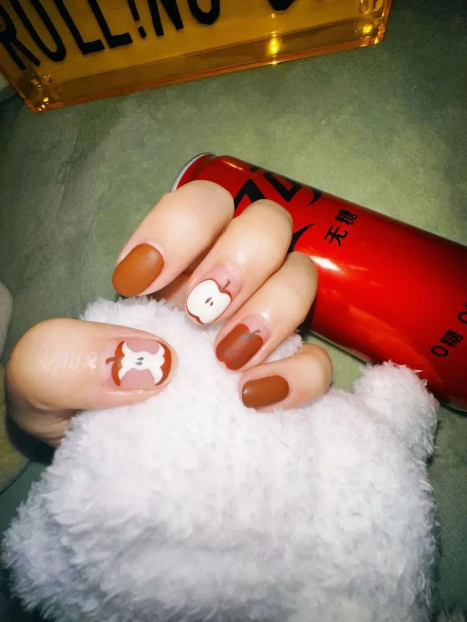 硬核商业打交道,写过非常多的优秀报道的她,同时也是我们的王牌美甲师