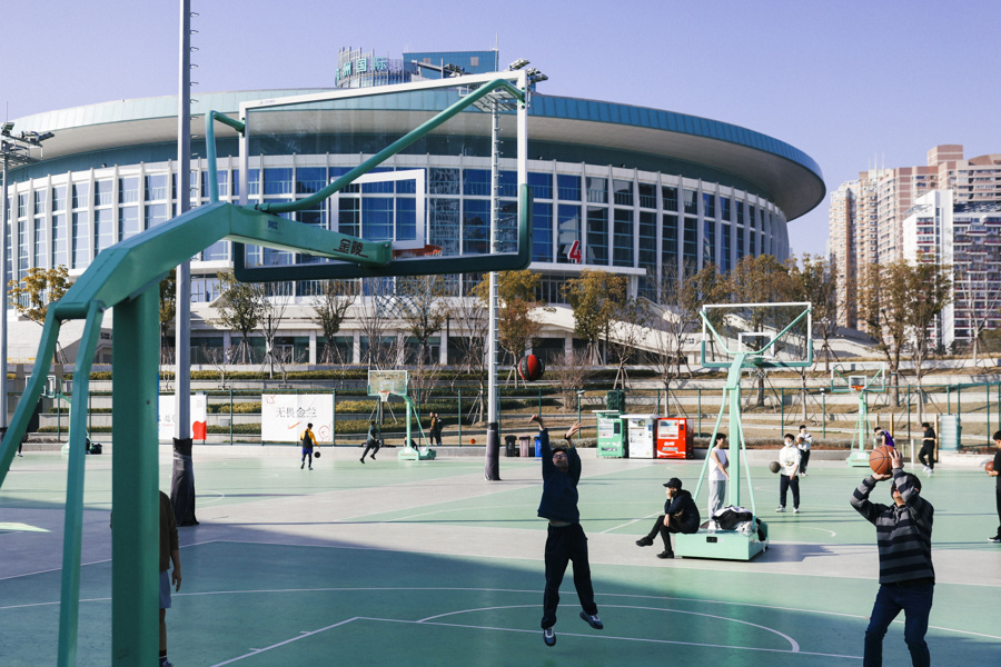 到徐家汇体育公园早锻炼,在苏州河边city walk,市民健康过年迈开腿