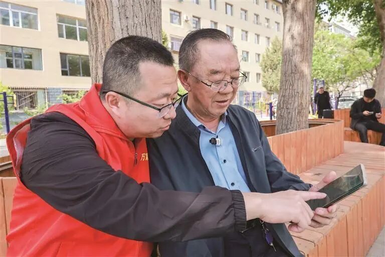 今年以来，赛罕区以物业管理整治提升工作为抓手，紧扣党建引领基层治理主线，聚焦老旧小区“设施老、住户老、服务弱”的共性难题，分类施策、精准破题。从酬金制试点到连片兜底管理，从适老化服务到社区文化共建，一系列创新举措在赛罕区的街巷楼宇间落地见效，将居民曾经的“烦心事”逐步转化为“舒心事”。地矿小区：阳光账本明收支 守护一片“夕阳暖”走进地矿小区，彩色健步道贯穿楼间小广场，路面干净整洁，休闲座椅摆放整齐