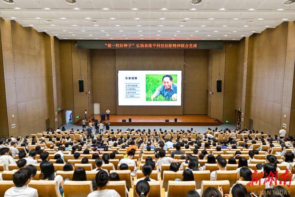 "湘江卓越工程师学院的一名大一学生分享着自己的科研感悟