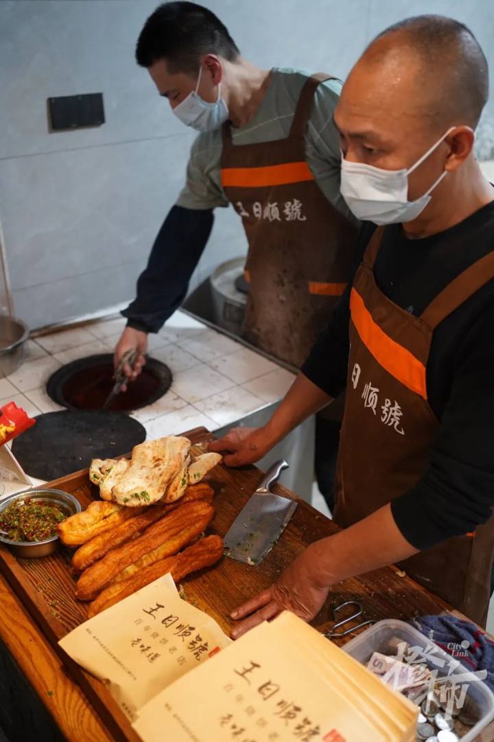 因为老店就是做到中午十点半就收工了,一家人该休息的休息,该打麻将的