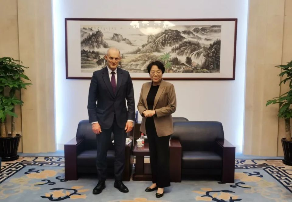 陈波院长会见波兰外交部亚太司司长赛熙军_腾讯新闻