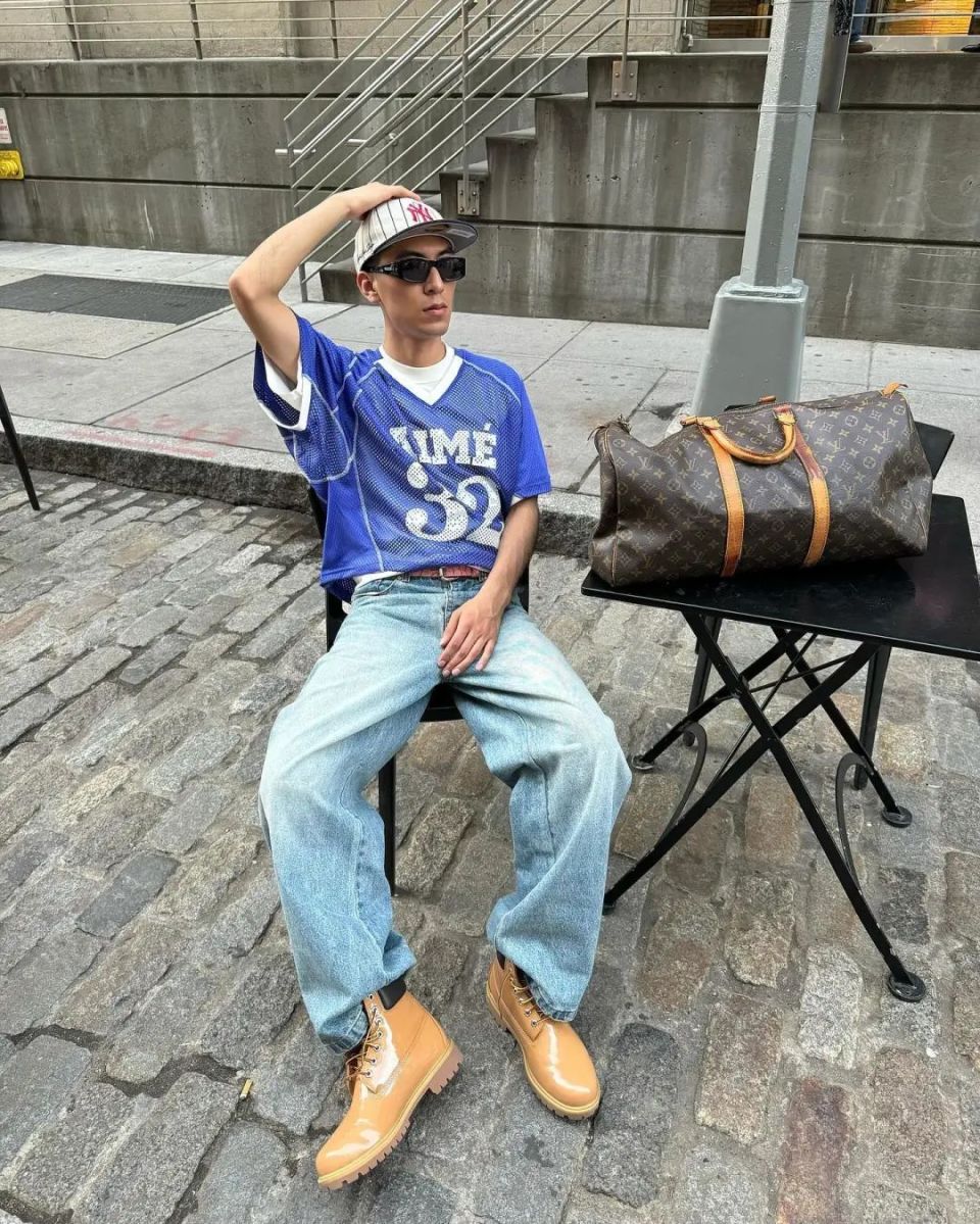 背面最简约的「stussy」字母印花, 搭配时下热门的 baggy 牛仔裤,迷彩