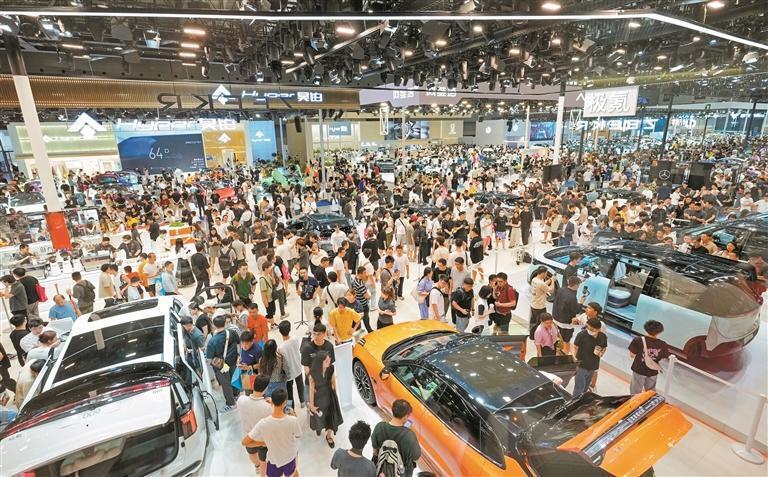 车帅人多,车展首日火爆程度堪比春运