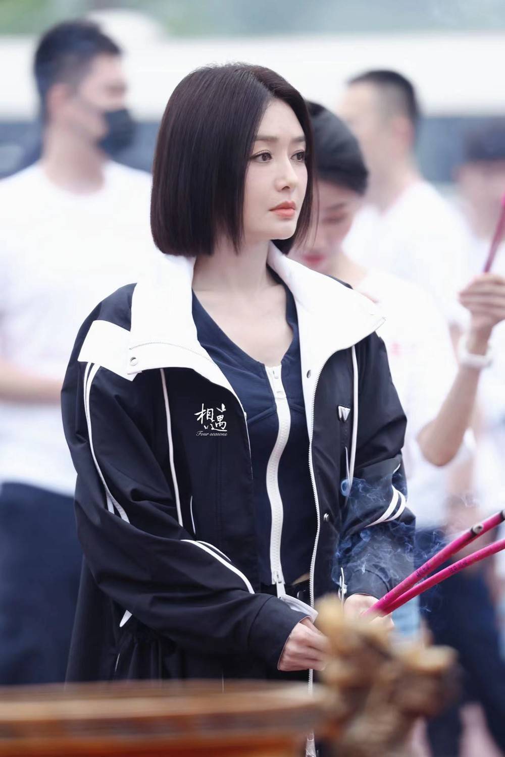 秦岚新剧亦舞之城于成都开机搭档钟汉良王冠逸演绎都市熟爱