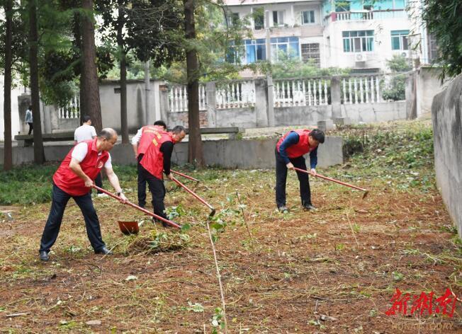 争当城市“主人翁” 区领导与机关干部、志愿者等一同参与环卫大扫除活动