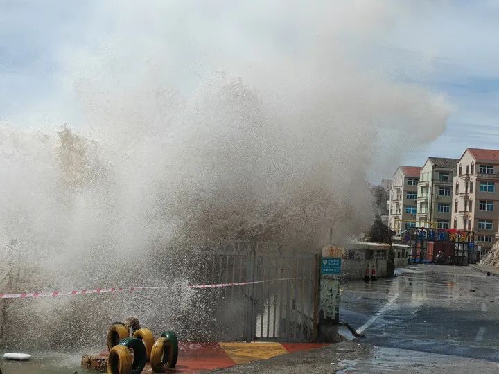 ▼温州将防台风应急响应提升为Ⅱ级7地发布了暴雨红色预警今天到明天
