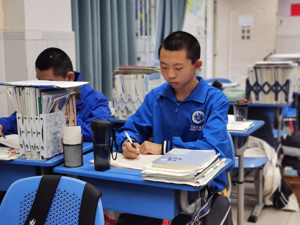 4月20日下午,在学校教室里,记者见到了李梓垚,一件简单的蓝色校服显得