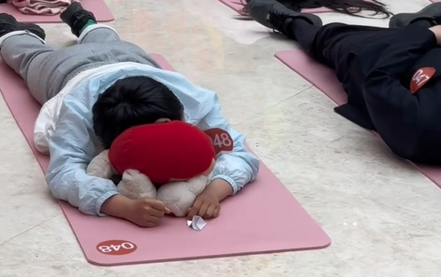 浙江台州一商场举办发呆大赛现场有人自带抱枕被子