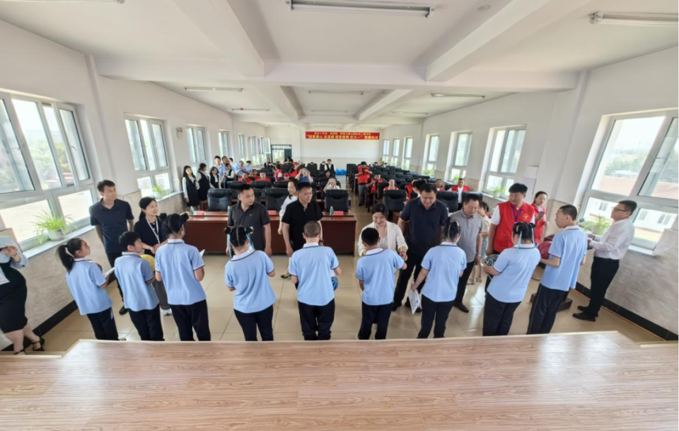 辽阳县红十字会开展"凝聚爱心送温暖"活动