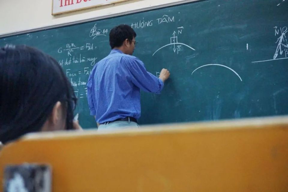 上课时总爱无脑照抄老师的板书,看上去很努力,思维却不在线上,课后也