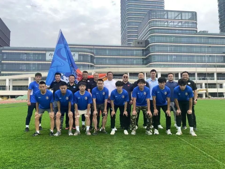 “鲁超”揭幕战上座人数将超两万！现场超绝氛围直击：大屏亮标语“友谊第一 济南第二”_腾讯新闻
