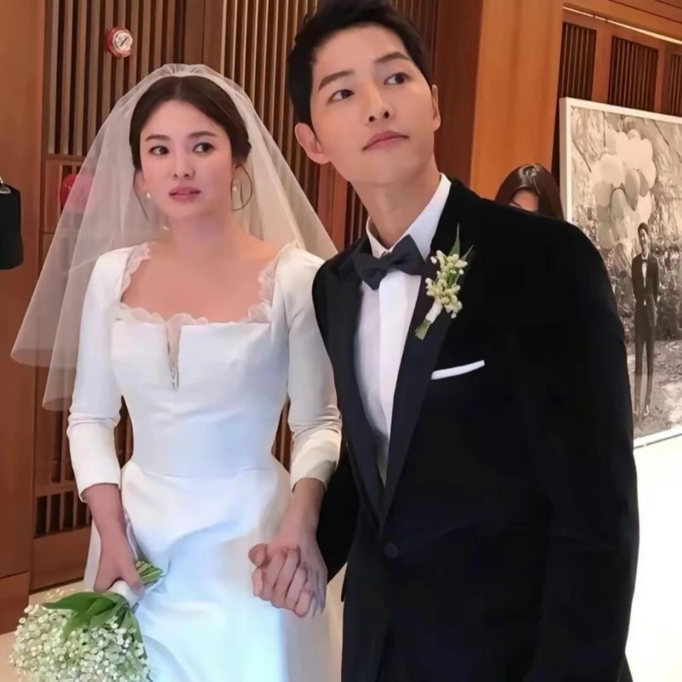 韩国百想艺术大赏宋仲基颗粒无收,深情凝望前妻宋慧乔,粉丝破防