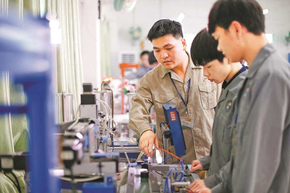 广州一技工院校预备技师订单班首次将招生对象锁定本科毕业生_腾讯新闻