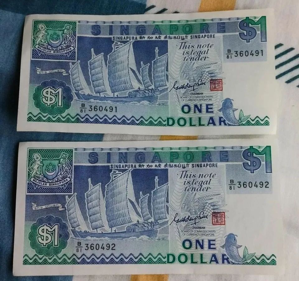 新加坡建国一代的$1纸币重现！这两张连号品相太惊艳-腾讯新闻