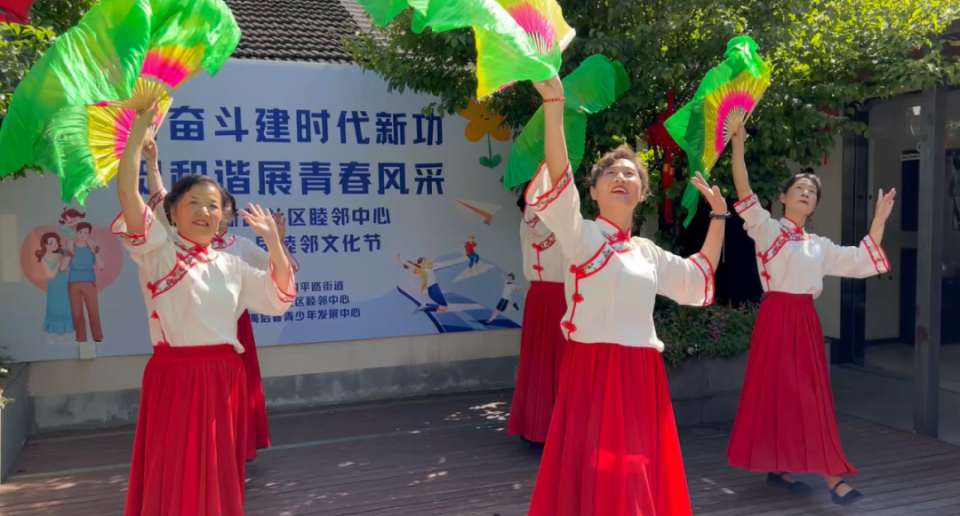 来自公交新村合唱队的阿姨们,柔情似水地演唱了一首沪语歌曲《上海谣