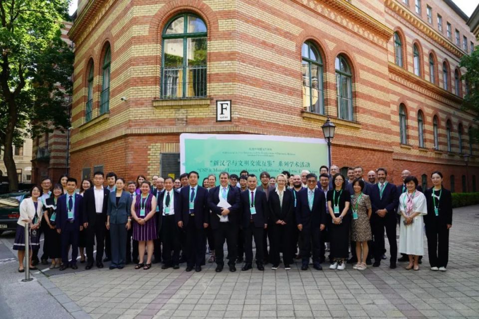 (图片来自中新社)英国爱丁堡大学文学,语言与文化学院汉学讲席教授费