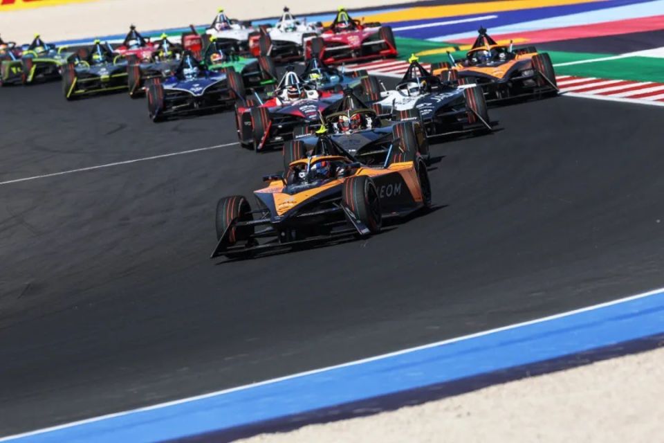 随后赛车缓缓驶入各自发车位置,等待绿色信号灯