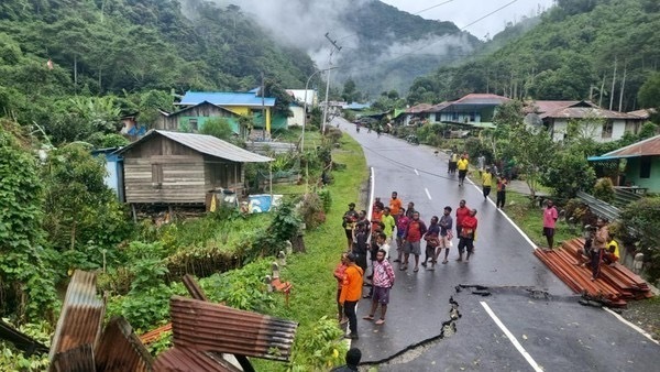 印尼西巴布亚省发生山体滑坡 已致2人死亡