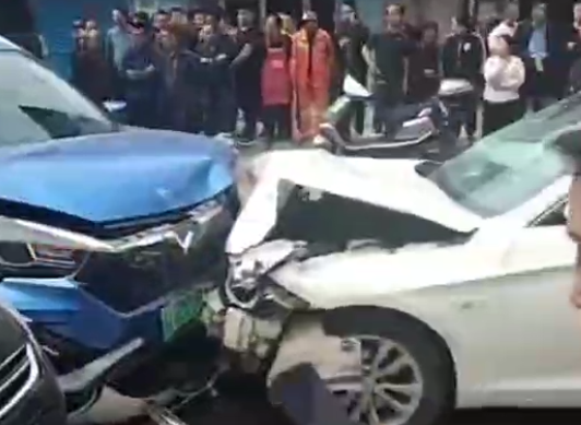 网传山西吕梁街头突发车祸致多人伤亡 目击者：事发闹市区，人流量大刷爆头条-313啦实用网