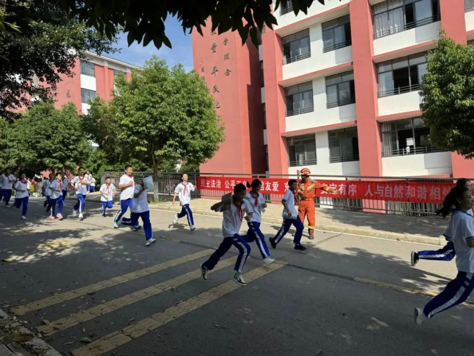 高平一中举行防空袭紧急疏散演练