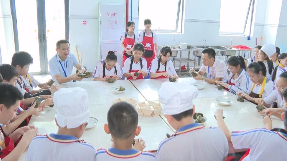 在端午节来临之际,6月5日,琼海市第一小学举办2024年深耕传统文化"粽"