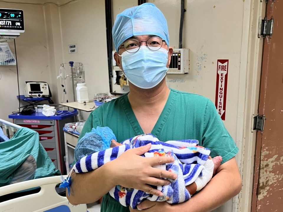 中国(江苏)第19期援圭亚那医疗队队员张斌成功为出生仅7天的新生儿