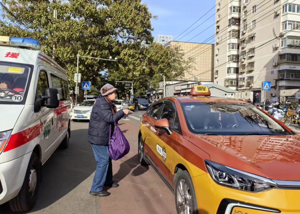 调查老人招手打车难不难京城街头记者实测