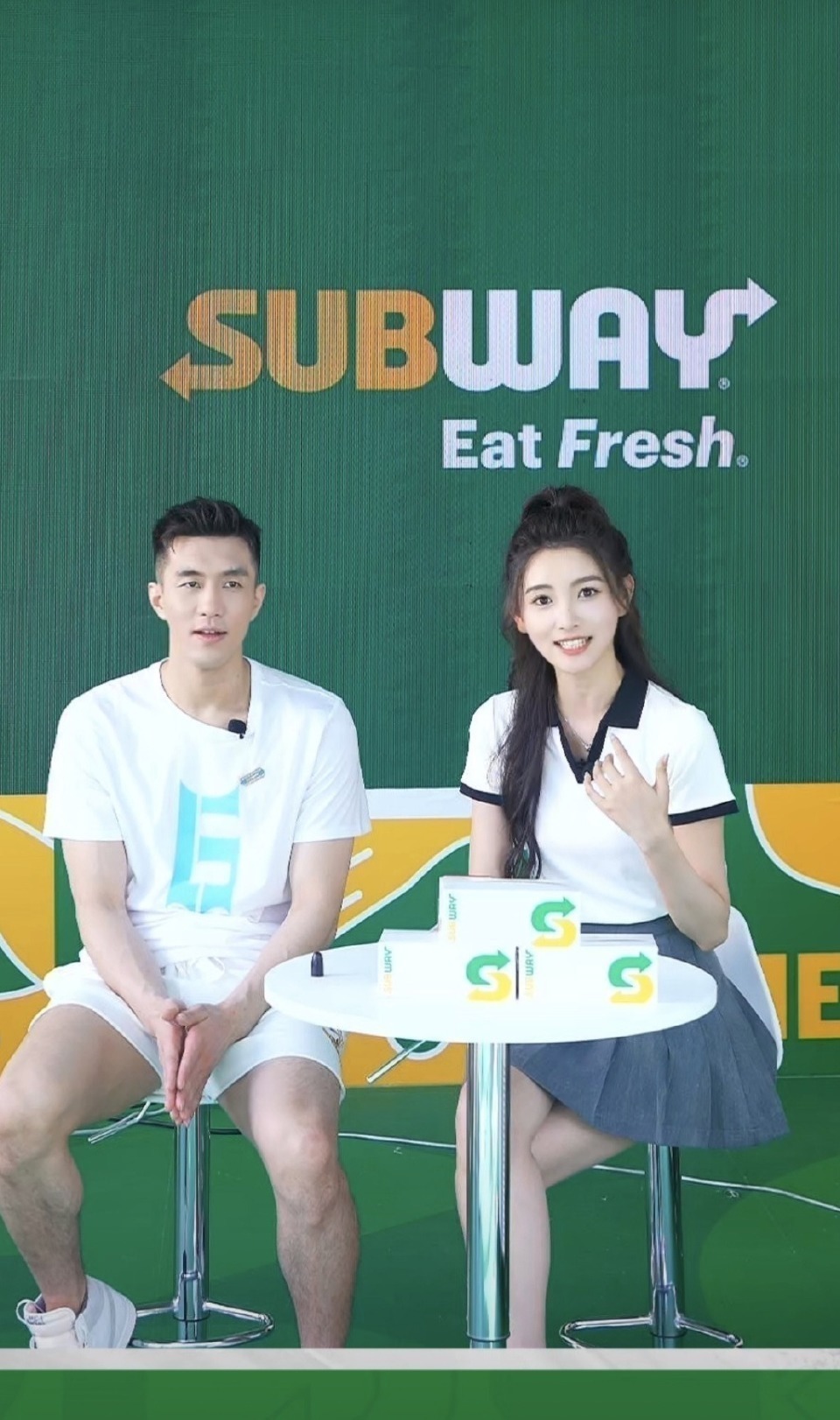 郭艾伦和美女主播被网友起哄:亲一个!伦哥害羞偷瞄女神_腾讯新闻