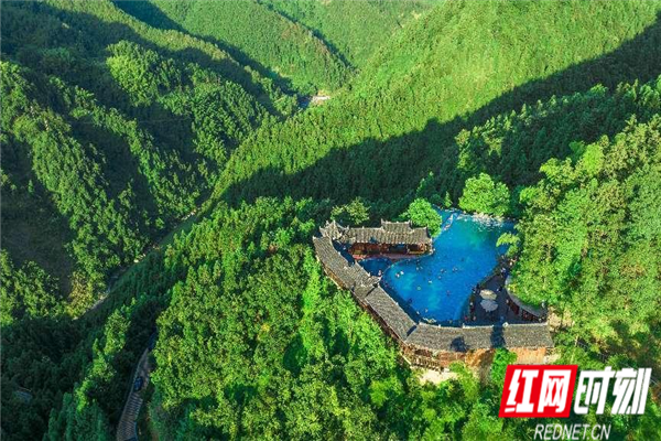 雷文录)近日,溆浦县雪峰山旅游公司旗下的穿岩山,山背花瑶梯田等景区