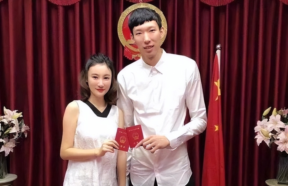 2018年,周琦22岁,到了法定结婚年龄,两人便火速领了结婚证.