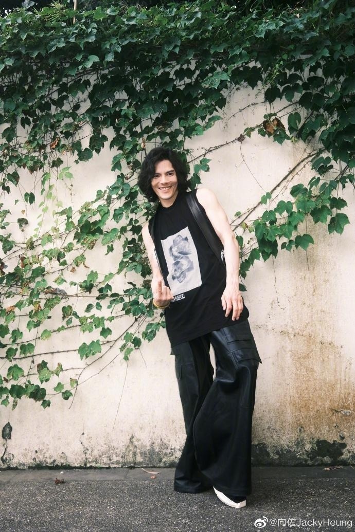 向佐留长发穿一身黑站郭碧婷旁边被评像卖鱼的晒照解释造型是精心搭配