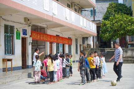 上午11:30,记者还未踏进广西百色市德保县东凌镇新屯村那王小学的校门