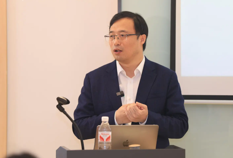 这些也有),但令这些"铁粉"没想到的是,洁柔董事长刘鹏竟然亲自出席